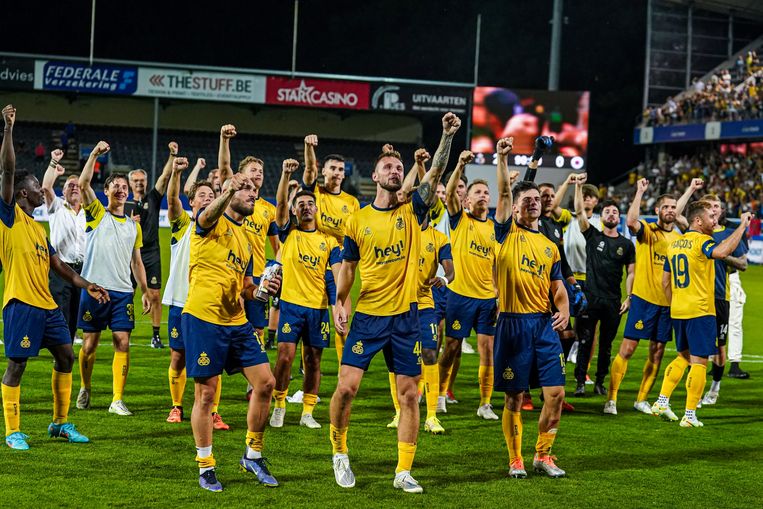 Union kon aan het feesten na de 2-0 overwinning, dit keer niet vanuit het Joseph Marien-Stadion, maar wel aan Den Dreef in Leuven. Beeld Photo News