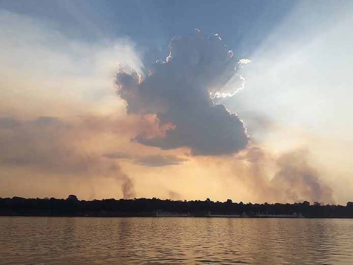Zonsondergang bij Porto Velho in het Amazonegebied waar grote delen van het bos in brand staan.