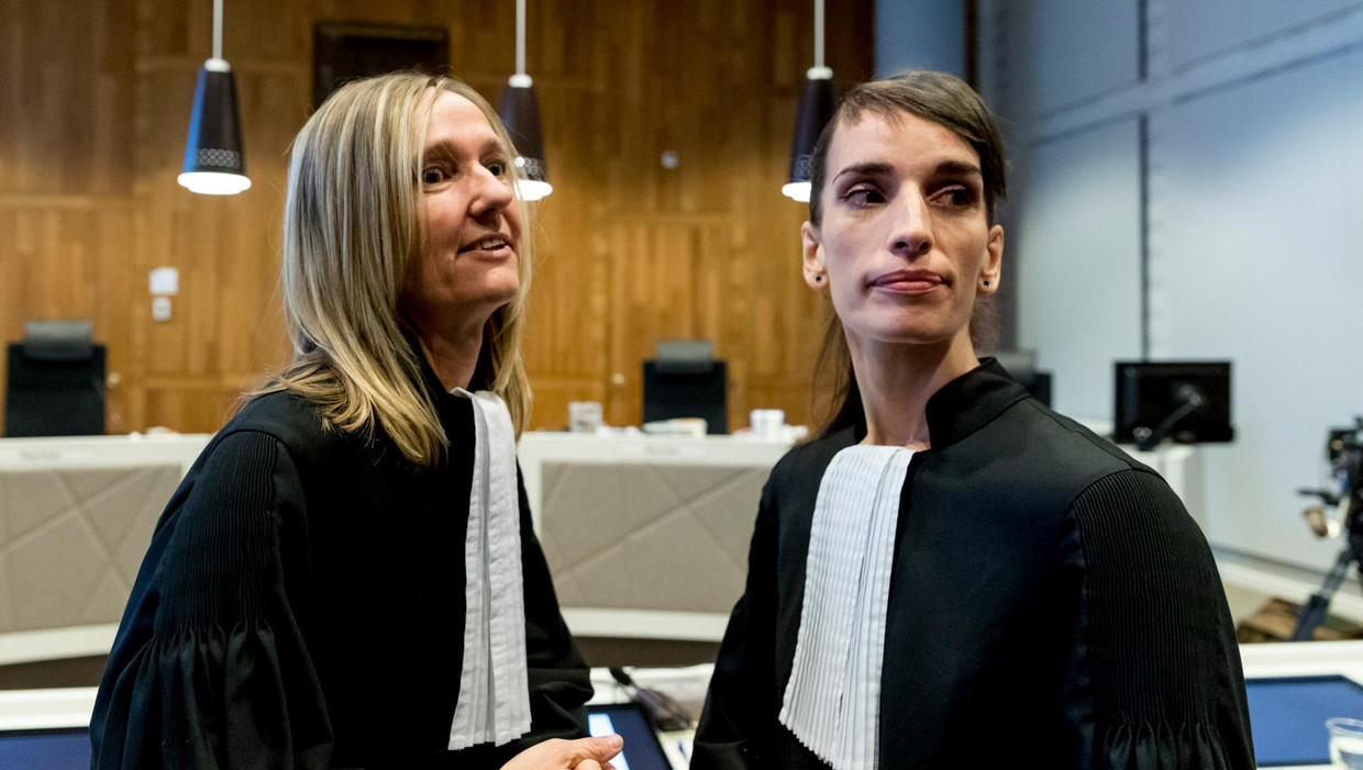 Advocaten Liesbeth Zegveld en Brechtje Vossenberg bij de rechtbank van Den Haag voorafgaand aan de zaak van twee doodgeschoten Molukse kapers. Beeld anp