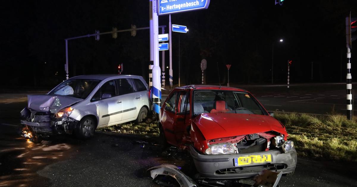 Veel schade bij ongeluk tussen drie auto’s in Oss.
