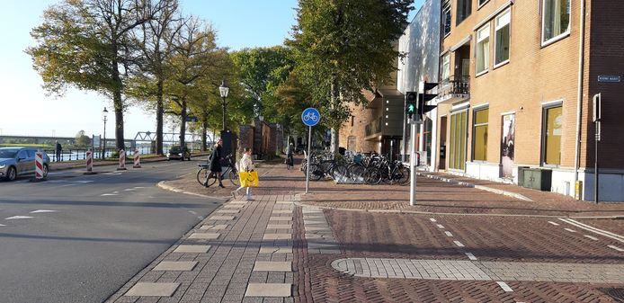 De situatie nu bij Mimik, met fietspad binnen de stadsmuur. Daar blijft het dus definitief