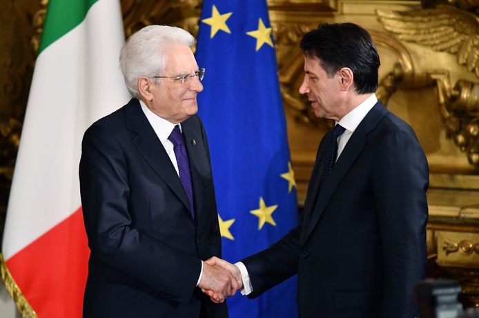 De Italiaanse president Sergio Mattarella (links) schudt de hand van de nieuwe premier Giuseppe Conte (rechts).