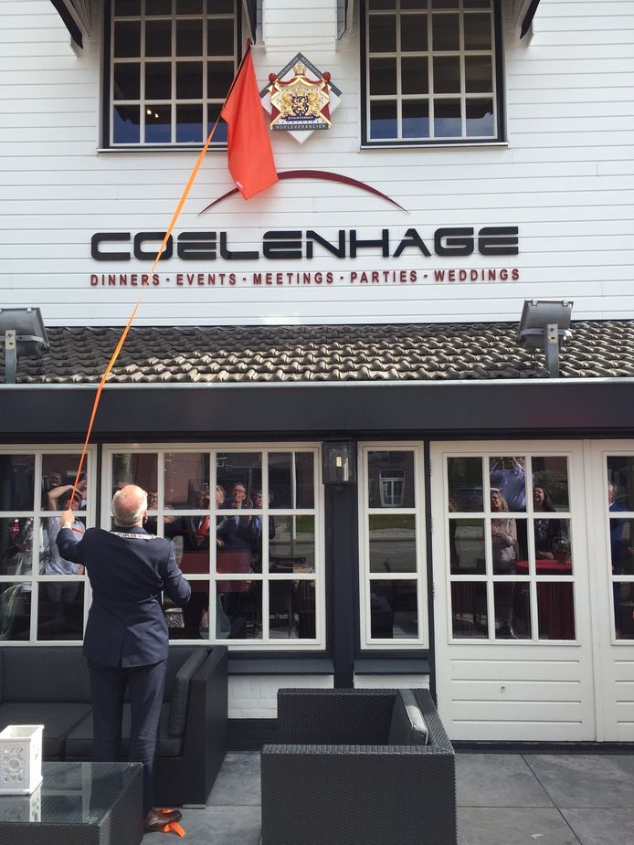 Burgemeester Hoogendoorn onthult het wapen bij Coelenhage. eigen foto