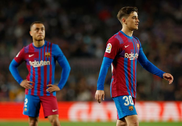 Soccer Football - LaLiga - FC Barcelona v Cadiz - Camp Nou, Barcelona, Spain - April 18, 2022 FC Barcelona's Gavi and Sergino Dest react REUTERS/Albert Gea