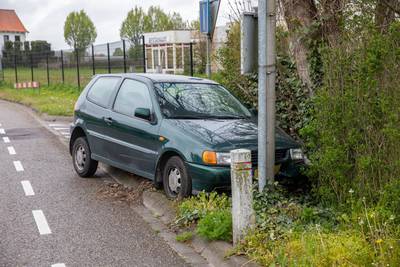 Man op de vlucht na botsing tegen paaltje met auto in Nispen