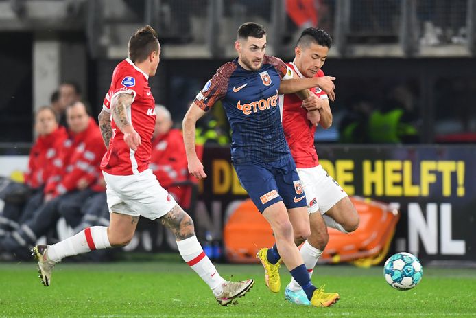 De derby vraagt om vechtlust. Matus Bero strijdt met Jordy Clasie en Yukinara Sugawara van AZ om de bal.