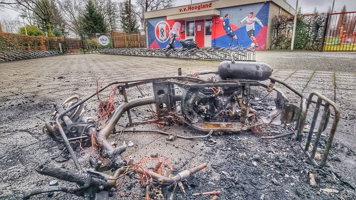 De scooter brandde volledig uit.