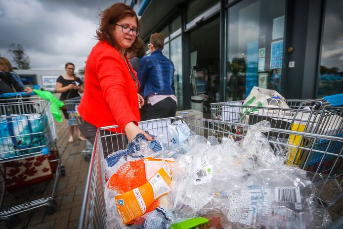 Archiefbeeld. Actie tegen plastiek bij een supermarkt in Genk.