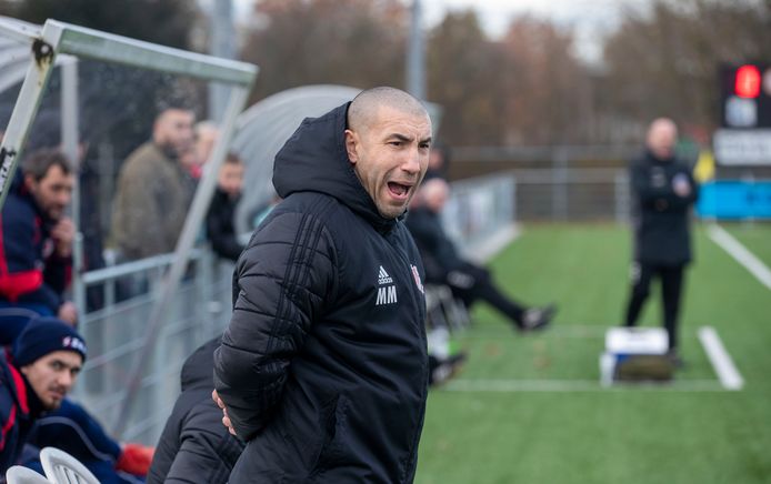 Mohammed Mouhouti luidkeels coachend in een wedstrijd van FC Jeugd uit Ede tegen Eldenia.