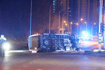 Britse minibus met achttien inzittenden crasht in Antwerpen: chauffeur verongelukt en kind zwaargewond