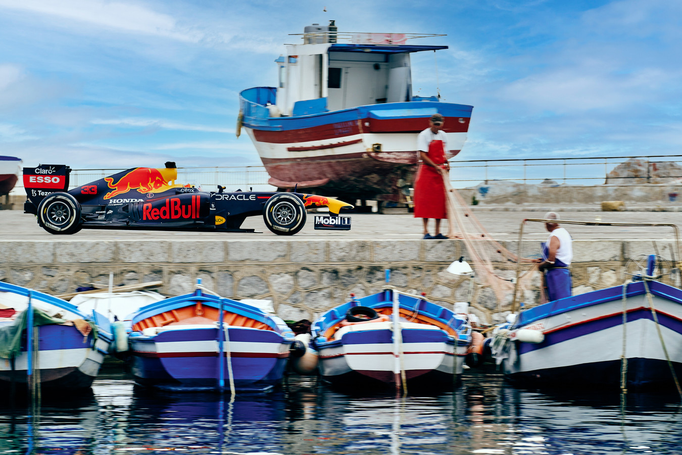 Prachtige Beelden Max Verstappen Scheurt Door Kleine Straatjes Van Palermo Met F1 Wagen Foto Hln Be