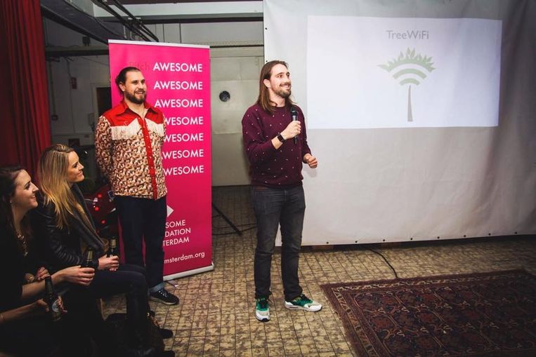 Initiatiefnemer Joris Lam tijdens een presentatie bij Awesome Foundation Amsterdam, waar hij 1000 euro won met zijn idee. Beeld -