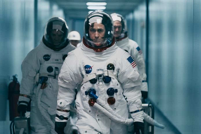 Met een loodzwaar ruimtepak aan is astronaut Gosling op weg naar de raket die hem naar de maan zal brengen.