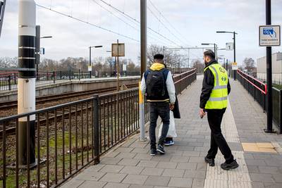 Spoorloper bij station Maarheeze zet treinschema op zijn kop: ‘Ze worden halverwege uit de trein gez