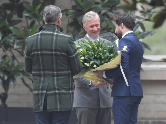 Informateurs bezoeken koning zonder regering, maar wél met bloemen voor de jarige koningin