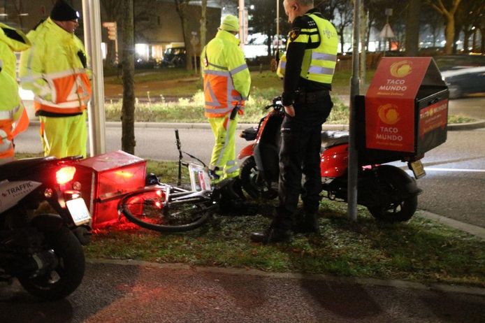 De fiets en de scooter van Taco Mundo na het ongeval.