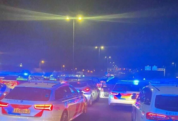 De politie was met een hoop wagens ter plaatse om de gestolen auto tot stoppen te dwingen.