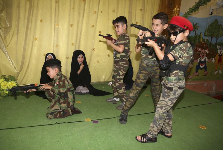 Iraakse kinderen spelen oorlogje in een basisschool in Bagdad. Beeld ap