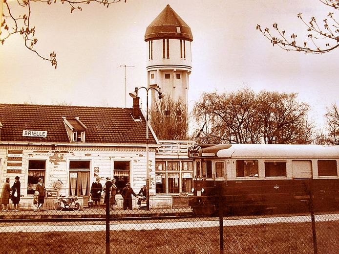 Het RTM-tramstation met café in Brielle langs de Groene Kruisweg in 1962 met op de achtergrond de watertoren.