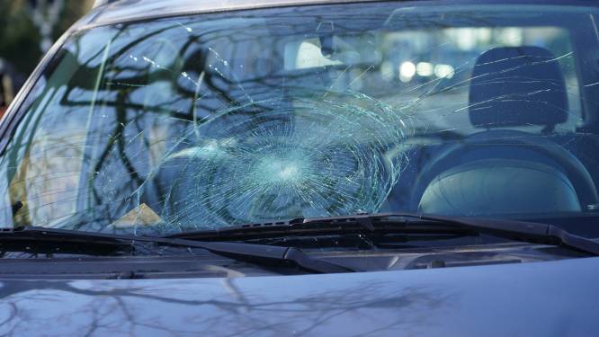 Fietsster belandt op voorruit van auto bij botsing in Oosterhout