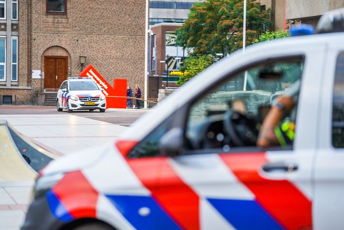Vrijdagavond waren politie en marechaussee aanwezig op het Stadhuisplein in Eindhoven nadat op sociale media een oproep werd gedaan onder Helmonders om in Eindhoven te vechten.