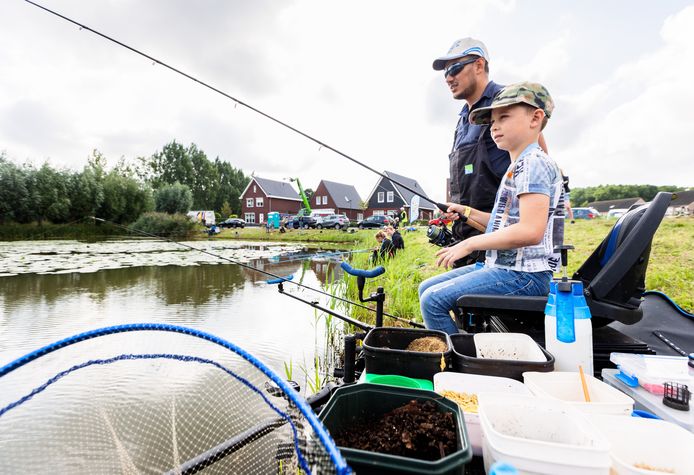 Jonge sportvissers gooien hengel uit naar duizend ruisvoorntjes: 'Maar ik hoop op mooie | Oosterhout | AD.nl