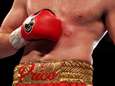 Boksmatch bol van controverse: bokser woest nadat beruchte opponent hem bijt, waarna ook in tribune chaos ontstaat