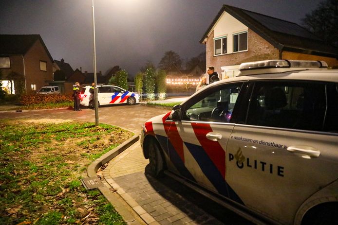 Vanwege een inrbaak op de Tijmenstraat in Voorst is de politie aanwezig om de voortvluchtigen op te sporen. Toegansgwegen worden nauwlettend in de gaten gehouden.