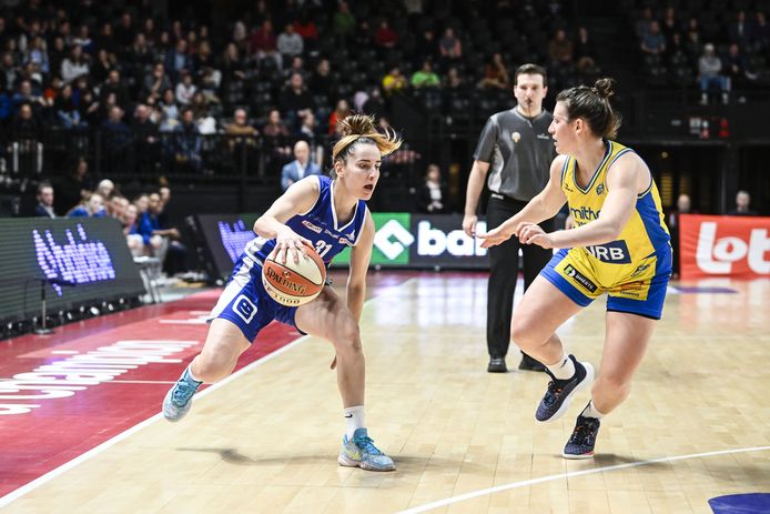 Lisa Berkani in actie tijdens de bekerfinale. De Française is een speelster waar de mensen voor naar de zaal  komen.