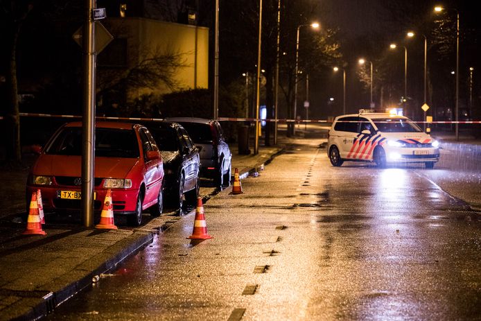 Op de kruising van de Japuradreef en de Sabadreef in de Utrechtse wijk Overvecht is geschoten. Twee mannen raakten daarbij gewond.