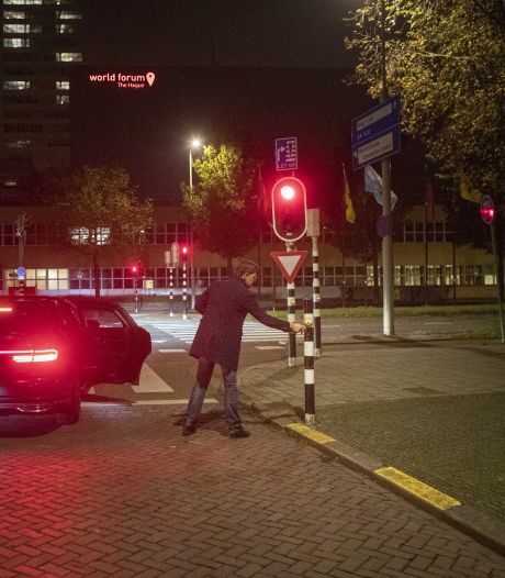 Even op het fietsknopje drukken vanuit de auto: wat is Rutte hier aan het doen?