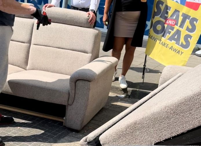 Betty is de ‘service’ van Seats & Sofas zat en smijt bank voor de deur van zaak in Eindhoven