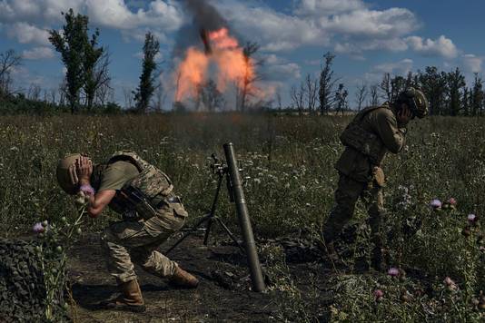 Oekraïense soldat vuren een mortier af in de omgeving van Bachmoet.