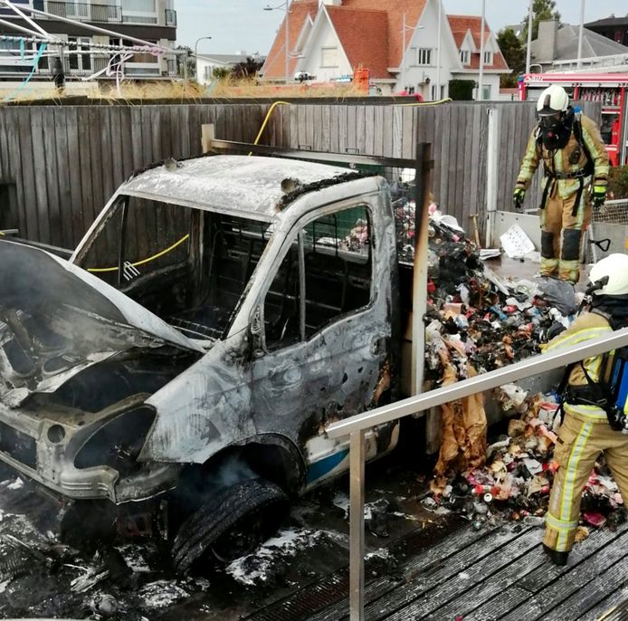 Op het Duinenplein in Bredene ging zaterdagvoormiddag een kleine vrachtwagen van de stad in vlammen op, tijdens de ophaalronde van vuilniszakken.