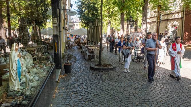 Rollator is onontbeerlijk bij Liemerse bedevaart naar Kevelaer: ‘Het geloof stopt niet’