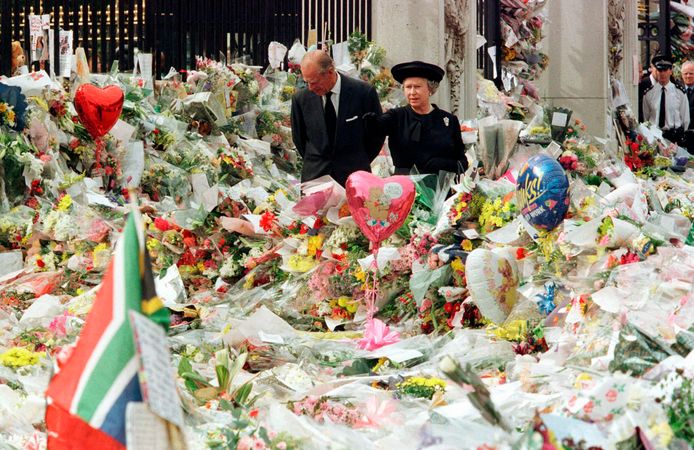 Op 5 september 1997, een dag voor de begrafenis van Lady Diana, bekijken prins Philip en de Queen alle bloemen, kransen, ballonnen en kaartjes die de bevolking voor Diana achterliet aan Buckingham Palace.