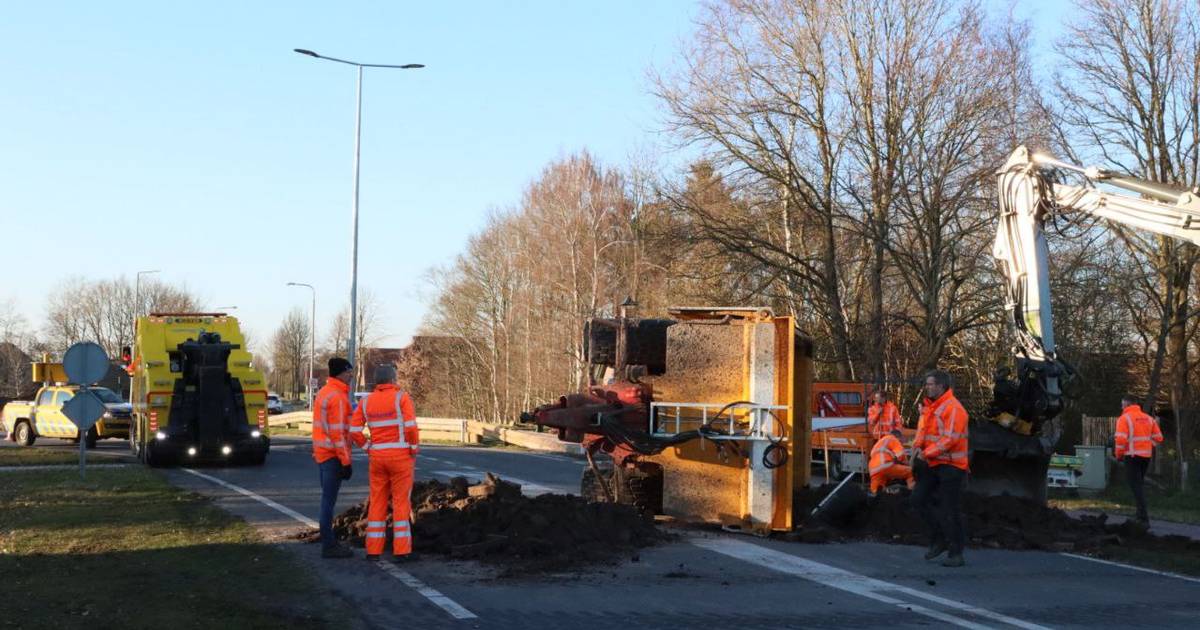 Aanhanger kantelt door ongeval bij Steenwijk: lading belandt op de weg.