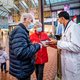Chirurgen de straat op voor vaccinatiecampagne: ‘Als jullie mijn zussen waren, zou ik jullie smeken’