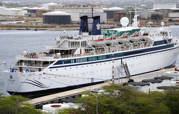 Het 'mazelenschip' Freewinds, dat bij Curaçao ligt.