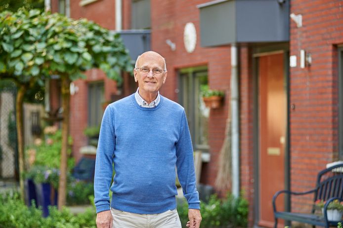 Oud-pastoor Inno Ponsioen uit Uden voor zijn woning aan de Rooijsestraat, met uitzicht op de torens van ‘zijn’ Petruskerk.