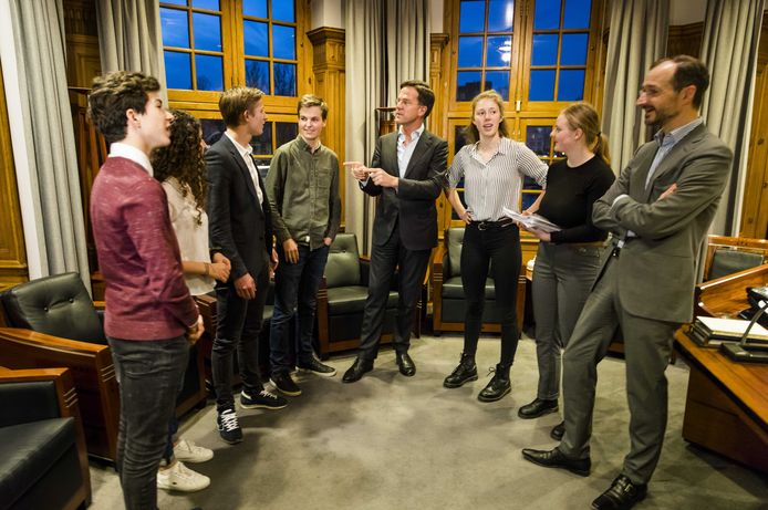 Premier Mark Rutte en minister Eric Wiebes (Economische Zaken en Klimaat) ontvingen gisteravond in het Torentje de scholieren achter de actiebeweging Youth For Climate NL.