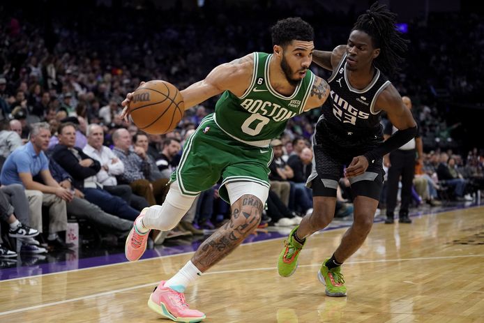 Jayson Tatum a mené les Celtics vers leur 50e succès de la saison à Sacramento.