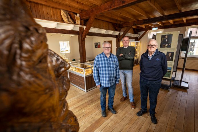 Bestuursleden Jan van de Steeg, Leo Jonkman en Jan Poorthuis van de stichting Staring Monument Losser in het nieuwe geologiemuseum in Losser. Links op de voorgrond het beeld van Staring.