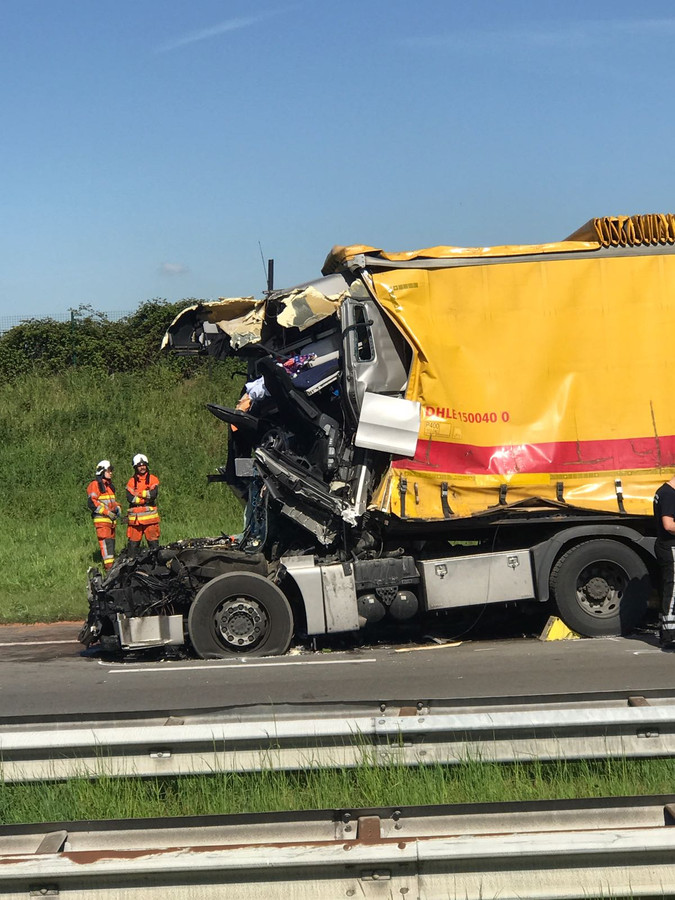 Verkeer Op E19 Richting Antwerpen Omgeleid Na Ongeluk Met Vrachtwagen |  Foto | Bndestem.Nl