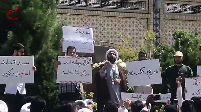 Een still van een videobeeld van Nasim News Agency, waarbij iemand een groep demonstranten toespreekt in Mashhad, in de Khorasan Razavi-provincie.