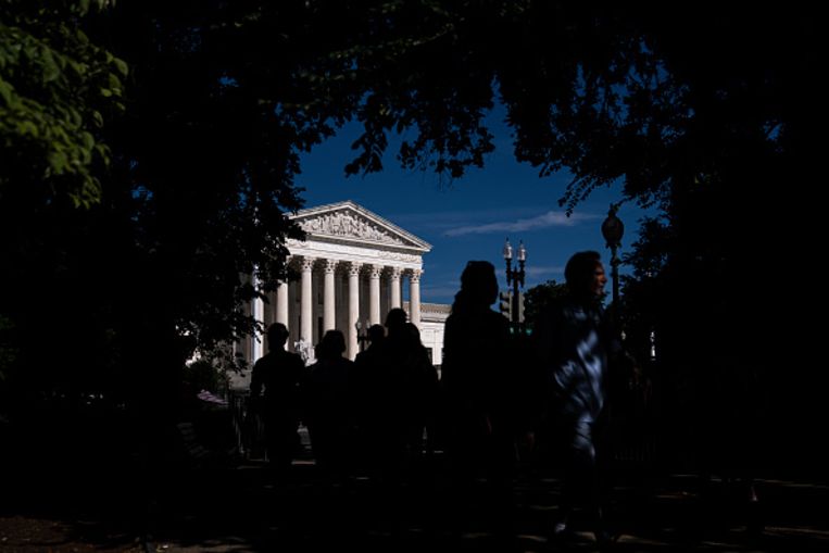 Toeristen bij het gebouw van het Amerikaanse Hooggerechtshof in Washington, D.C. Het in meerderheid conservatieve hof maakt een einde aan progressieve politieke praktijken in de Verenigde Staten. Beeld Getty Images