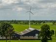 Een windturbine bij Rouveen in de gemeente Staphorst, waar windmolens bij boerderijen de gewoonste zaak van de wereld zijn.