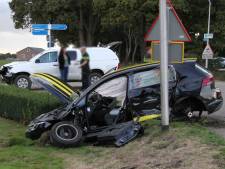 Auto schiet berm in na botsing met pick-up in Luttenberg