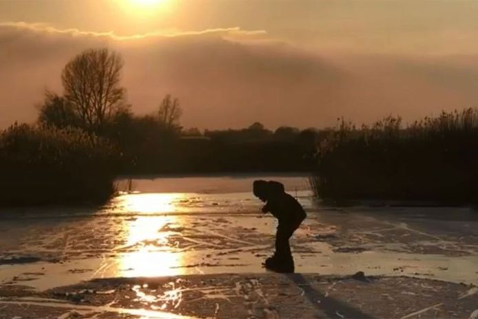 Screenshot uit het filmpje waarop Doutzen Kroes' zoontje voor het eerst schaatst.
