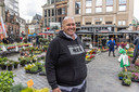 Mark Corporaal op de markt met op de achtergrond Stadscafé Blij.